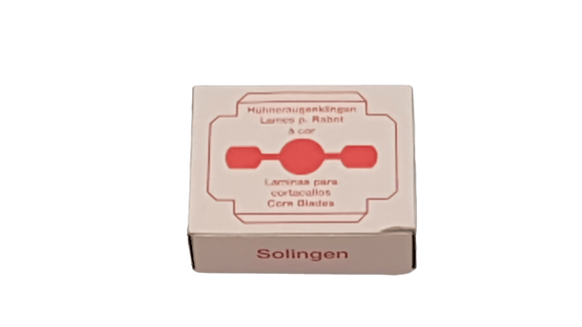 Ersatzklingen für Hornhauthobel - hochwertige handgeschliffene Edelstahlklingen, perfekt für eine sanfte Fußpflege und sterilisierbar für höchste Hygienestandards.