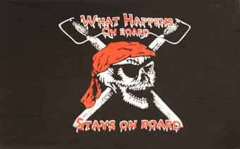 Fahne Pirat 90 cm x 150 cm aus leichtem Flaggenstoff mit UV-beständigen Farben und 2 stabilen Metallösen, perfekt für Abenteuer und Festlichkeiten.