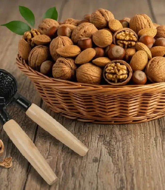 Korb mit Nüssen, Nussknacker und Walnüsse auf Holzuntergrund