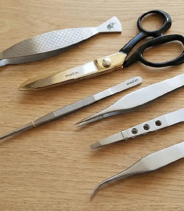 Edelstahl Fusspflege Scheren, Pinzetten und Zangen auf Holzoberfläche