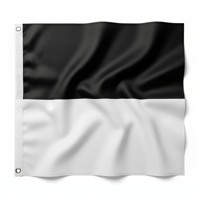 Detailansicht der Fahne Freiburg 120x120cm, zeigt das schwarz-weiße Design und die robusten Metallösen zur Befestigung.