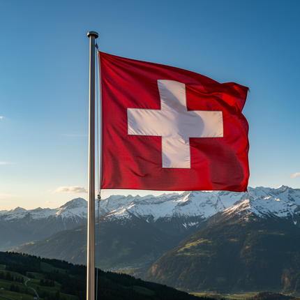 Wehende Schweizerfahne an Fahnenmast