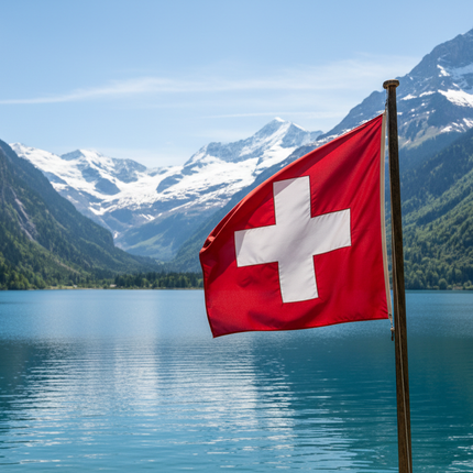 Wehende Schweizerfahne mit See im Hintergrund