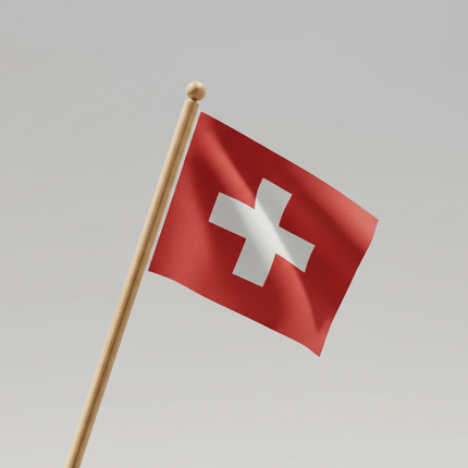 Whende Schwizerfahne an einem Holzstab