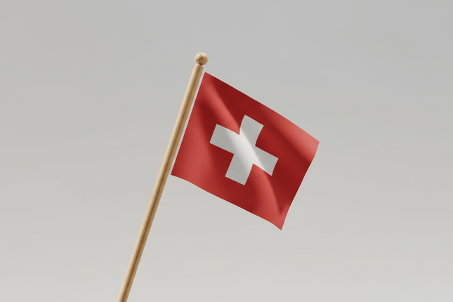 Whende Schwizerfahne an einem Holzstab